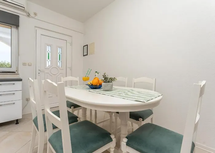 2 Bedroom Lovely In Apartment *