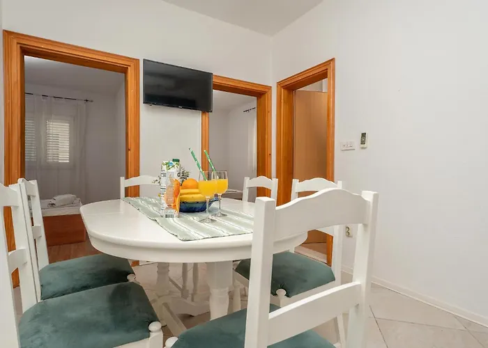Apartment 2 Bedroom Lovely In *