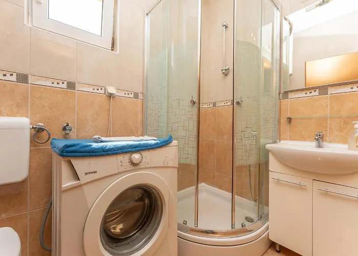 Апартаменты 2 Bedroom Lovely In *