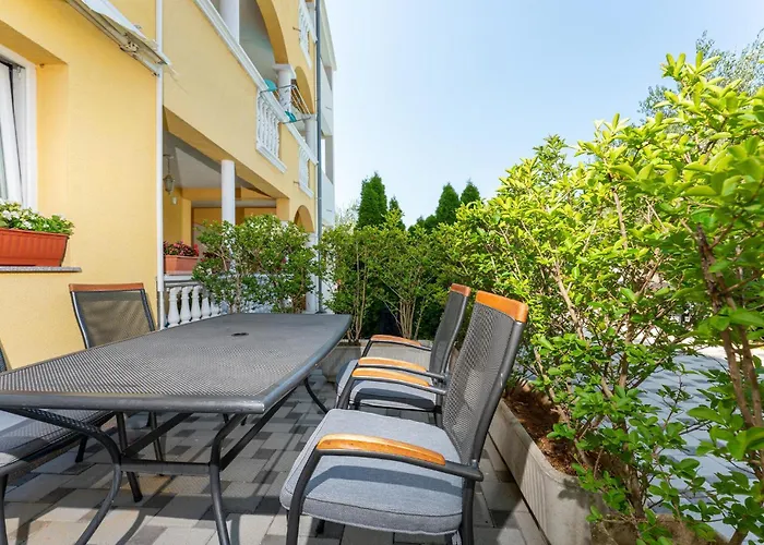 Apartment 2 Bedroom Lovely In *