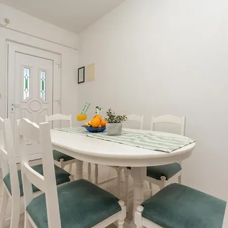 2 Bedroom Awesome In Apartment *