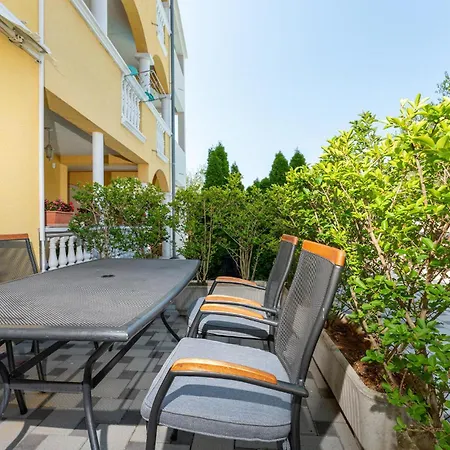 Apartment 2 Bedroom Awesome In *